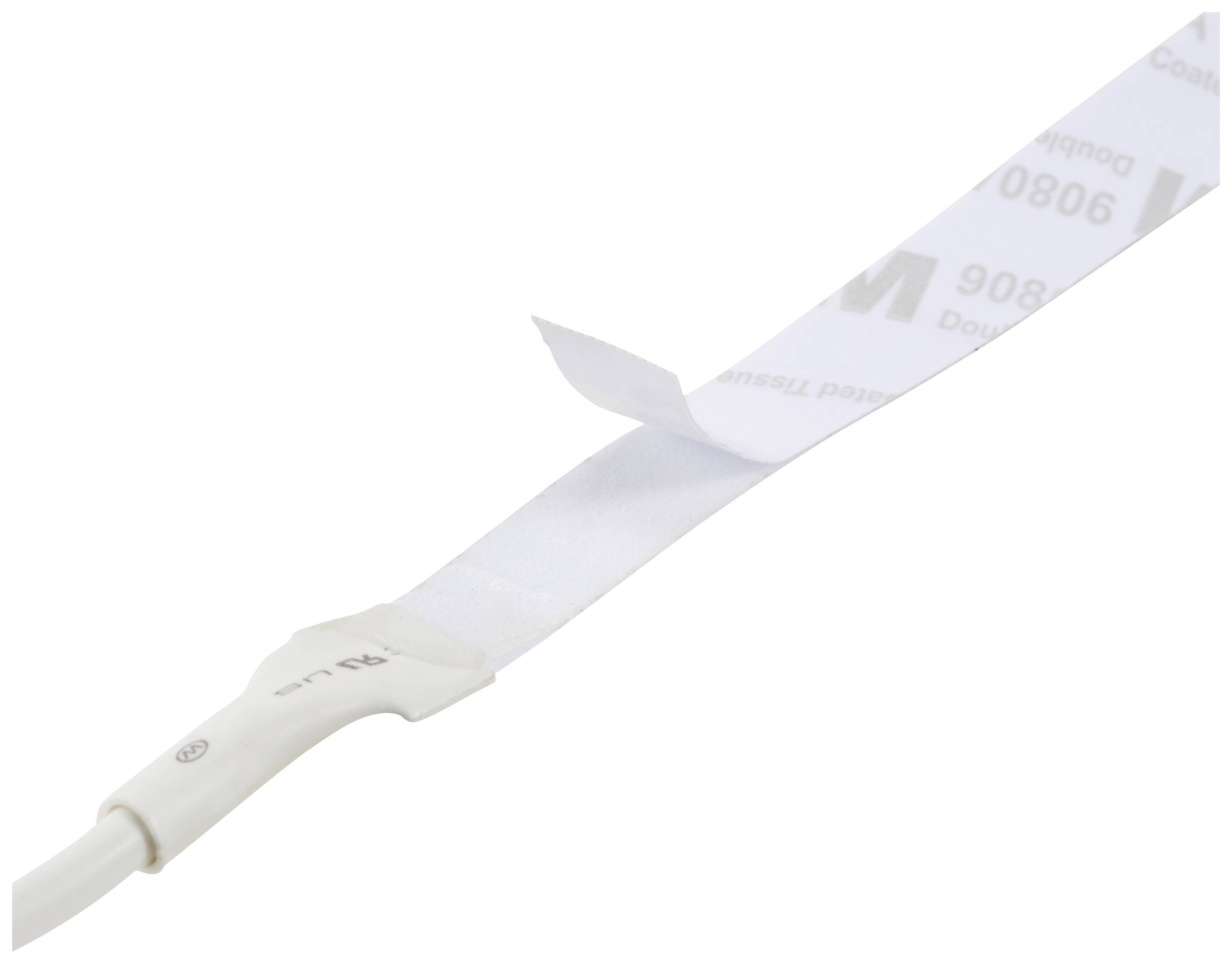 Ein weißer Kabelbinder mit abziehbarem Klebestreifen, teilweise abgelöst, auf weißem Hintergrund.