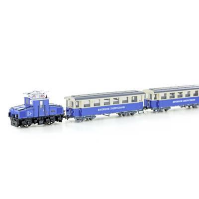 Ein Modellzug, bestehend aus einer blauen Lokomotive und zwei blauen Waggons mit der Aufschrift 'Bayerische Zugspitzbahn'.