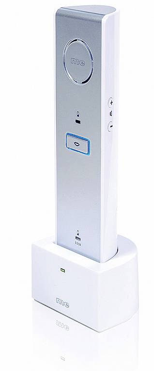 Ein weißes, modernes kabelloses Telefon auf einer Ladestation, mit Tasten für Anrufannahme und Lautstärkeregelung, auf einem weißen Hintergrund.