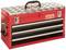 Roter Werkzeugkasten mit drei Schubladen und einem Handgriff oben, Stahlverkleidung und Markenlogo auf der Vorderseite.