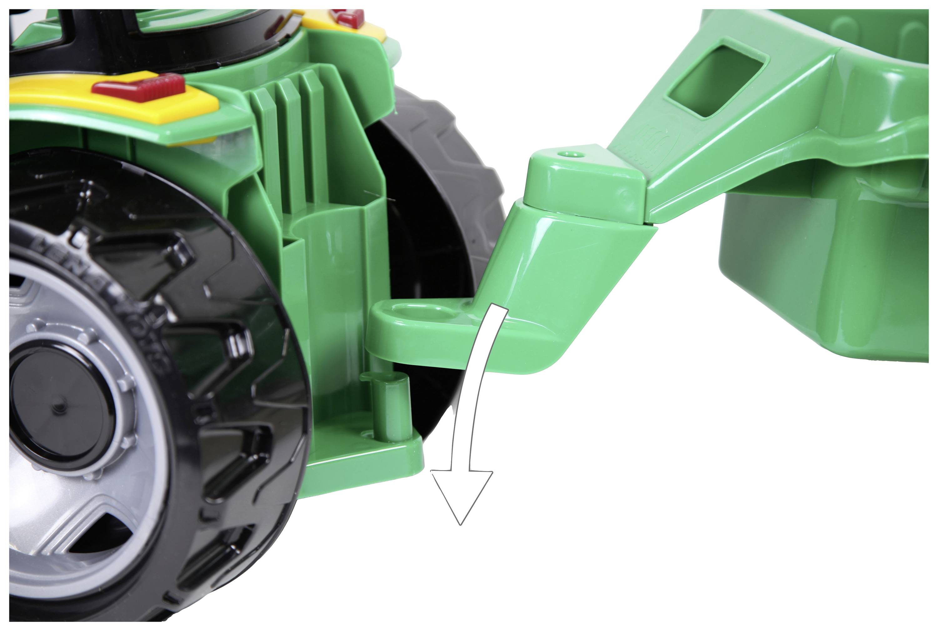 Ein grüner Spielzeugtraktor, dessen Anhänger an der Rückseite angebracht wird. Ein Pfeil zeigt, wie der Anhänger befestigt werden soll.