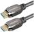 Zwei HDMI-Kabelstecker mit goldfarbenen Kontakten und grauem Kabel, liegen parallel zueinander auf einer weißen Oberfläche.