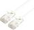 Ein weißes Ethernet-Kabel mit zwei RJ45-Steckern an beiden Enden für Netzwerkverbindungen.