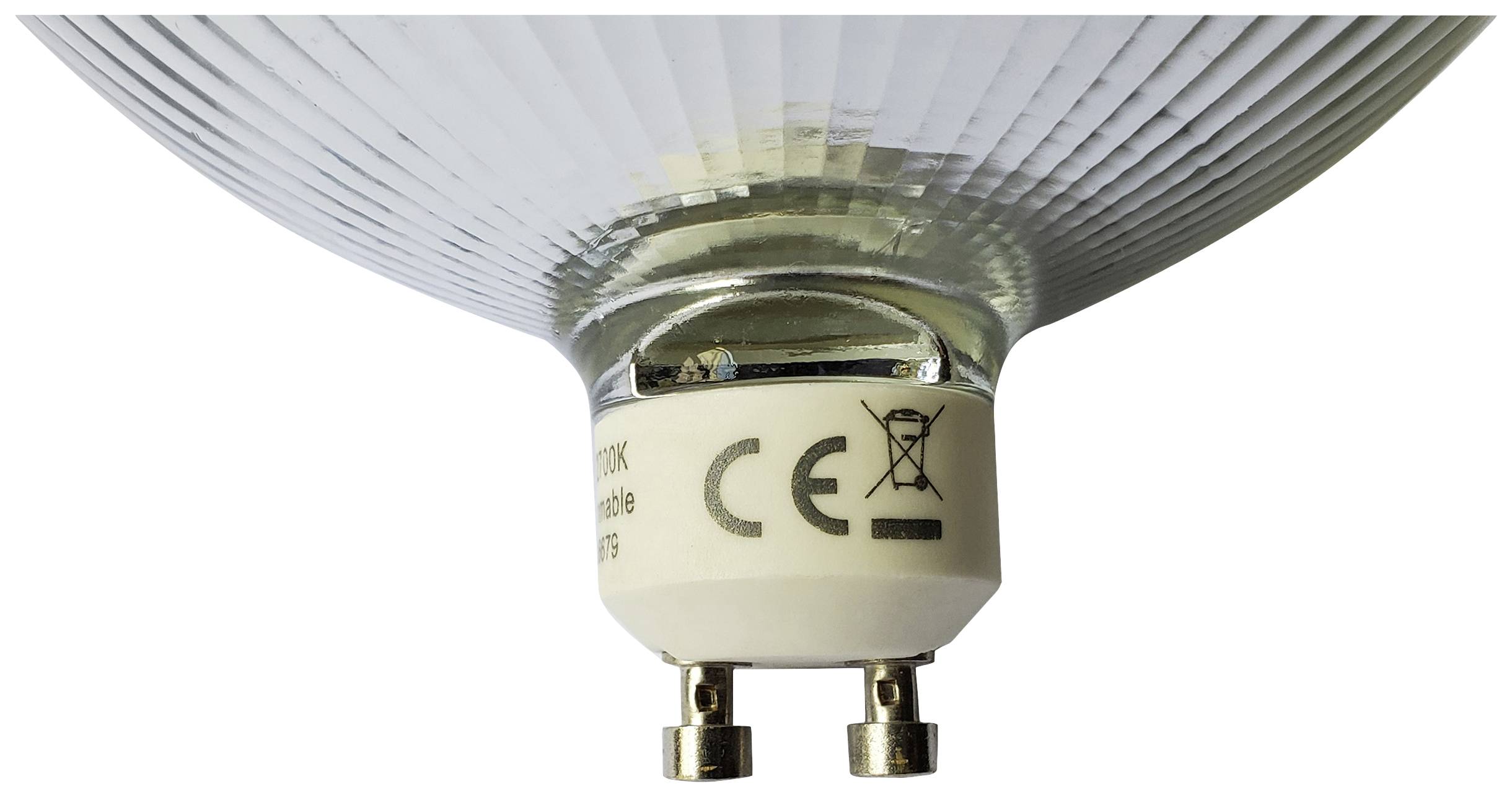 Eine LED-Glühbirne, weiße Fassung mit CE-Kennzeichnung und durchgestrichenem Mülleimer-Symbol, symbolisiert recycelbare Elektronik.