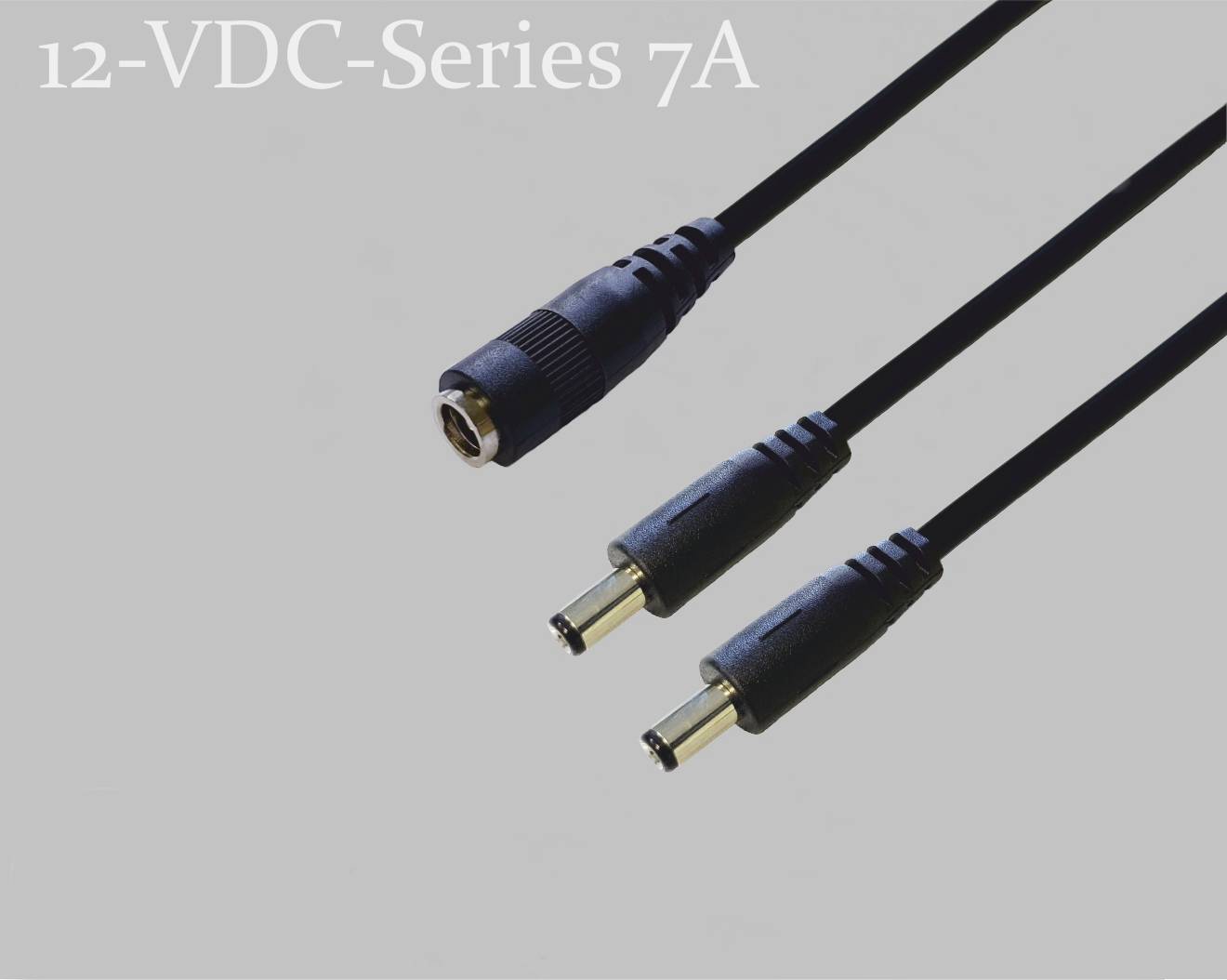 Zwei elektrische Kabel mit Steckern. Oben ein weiblicher Anschluss, unten zwei männliche Anschlüsse. Text: '12-VDC-Series 7A'.