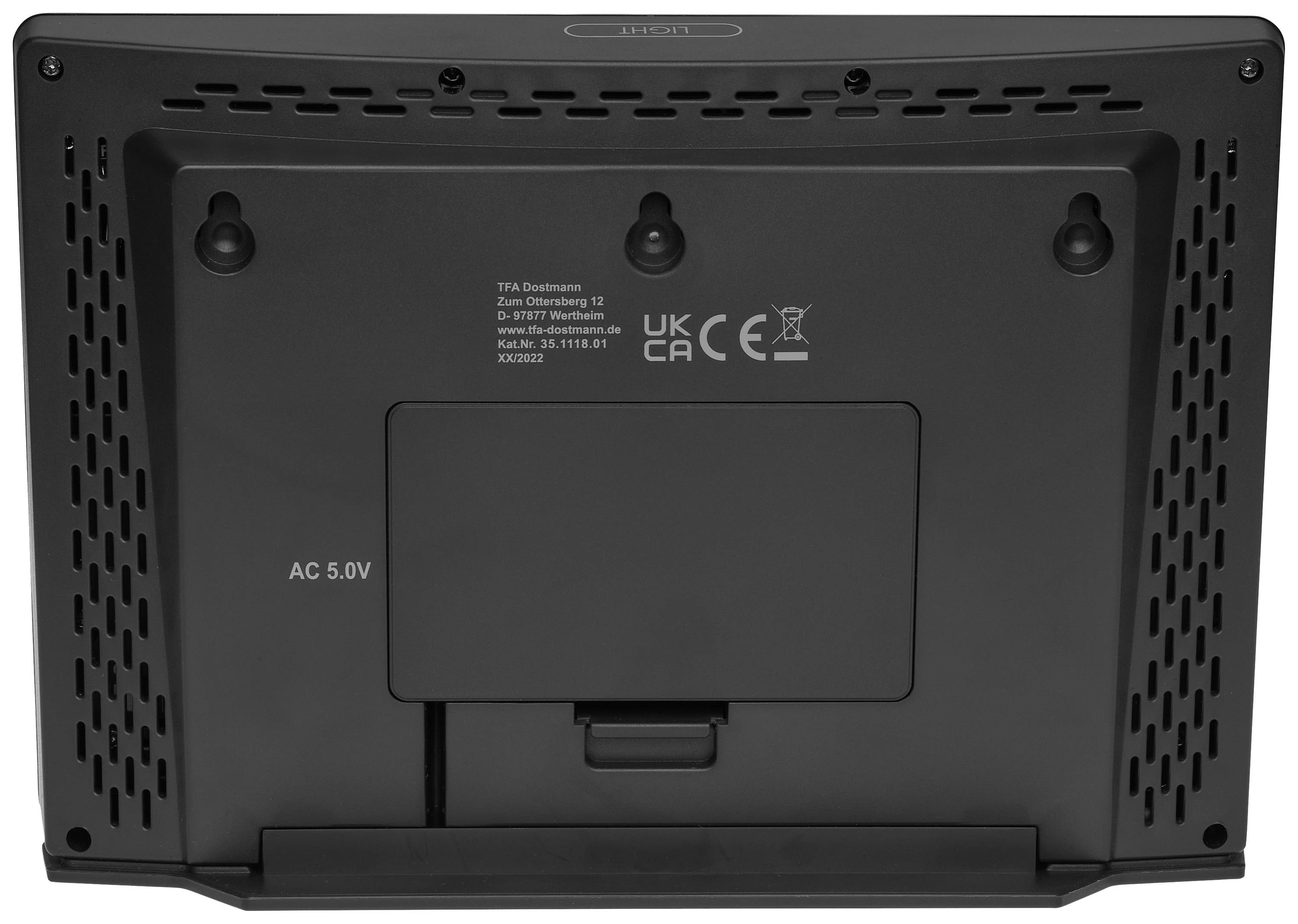 Rückseite eines elektronischen Geräts mit Lüftungsschlitzen und Anschlüssen. Zeigt Zertifizierungen und Stromversorgungsdetails.