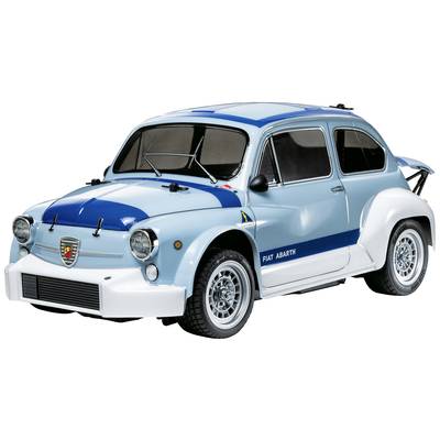Ein hellblauer Oldtimer-Abarth mit Rennstreifen auf der Motorhaube und weißem Bodykit, steht schräg von vorne.