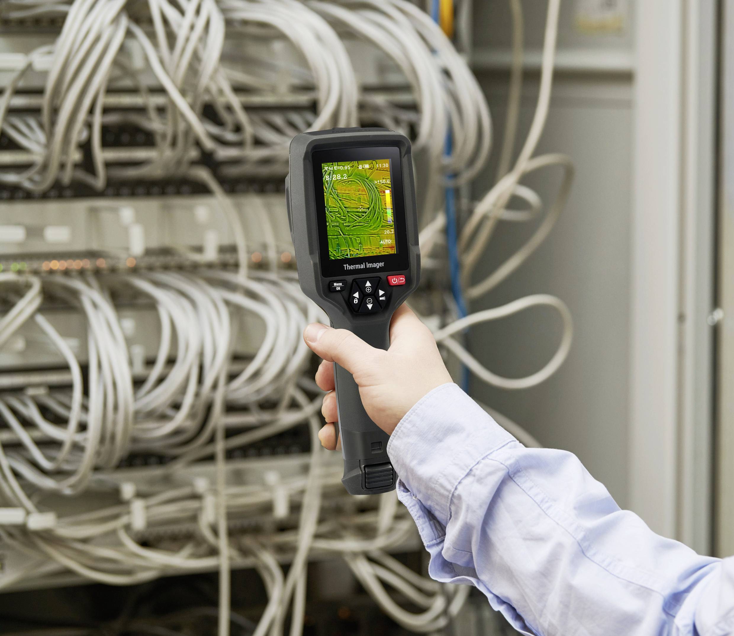 'Eine Person hält ein Wärmebildgerät, das auf Serverkabel in einem Netzwerkraum gerichtet ist, um die Temperatur zu überprüfen.'