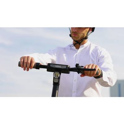 Eine Person mit Helm hält den Lenker eines Elektrorollers und steht draußen bei sonnigem Wetter.