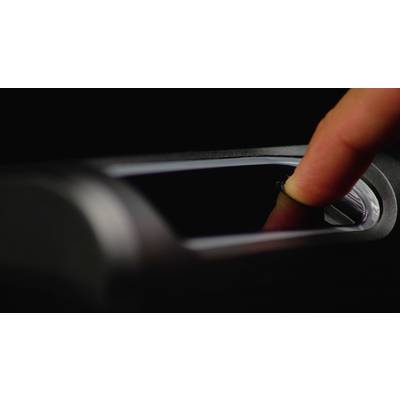 Ein Finger berührt einen Fingerabdruckscanner auf einem dunklen Hintergrund, möglicherweise zur Identifizierung oder Zugriffskontrolle.