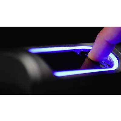 Finger auf einem beleuchteten Fingerabdruckscanner platziert.
