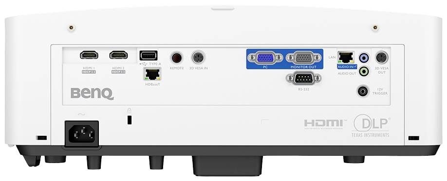 Rückseite eines Projektors mit verschiedenen Anschlüssen: HDMI, VGA, Audio In/Out, USB und Stromanschluss. Marke 'BenQ'.