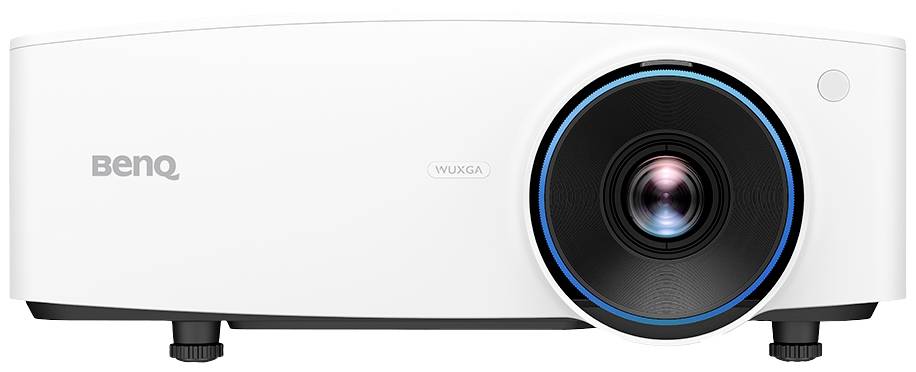Ein weißer BenQ-Projektor mit sichtbarem Objektiv und 'WUXGA' Beschriftung auf der Vorderseite, auf einem weißen Hintergrund.