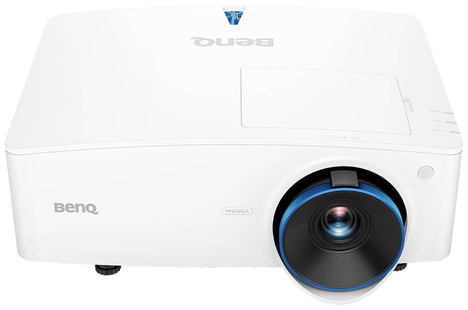 Ein weißer Projektor von BenQ mit blauer Umrandung um das Objektiv, auf einer weißen Oberfläche platziert.