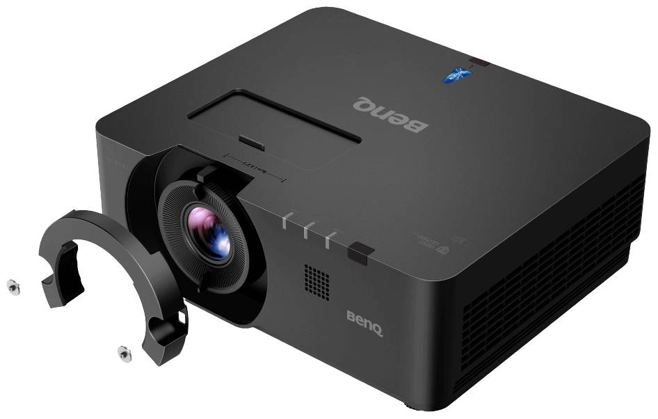 Schwarzer Projektor mit abgehobener Linse, markiert mit 'BenQ', zeigt technischen Aufbau. Petersilie als Hintergrund.