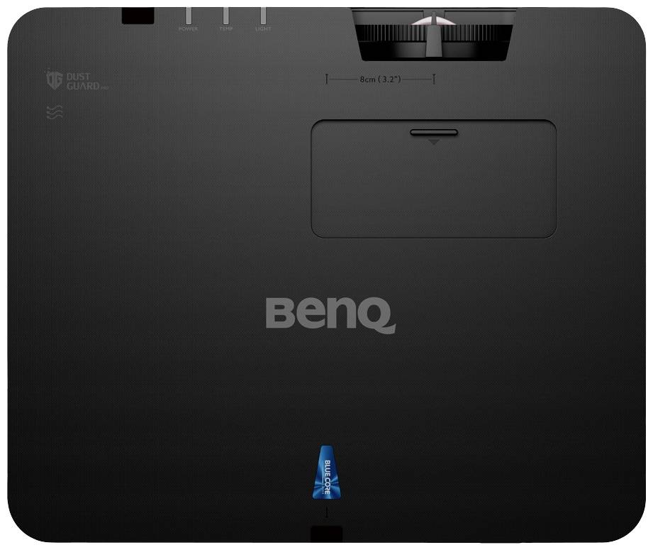 Ein schwarzer BenQ-Projektor von oben mit Markenlogo in der Mitte und Lüftungsschlitzen oben.