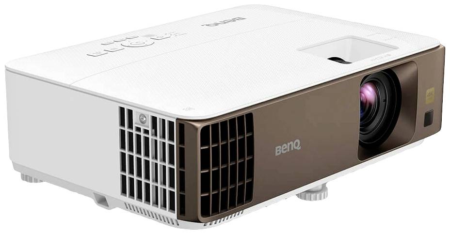 Ein weißer und brauner Projektor mit der Marke 'BenQ', zeigt Lüftungsschlitze und ein großes Objektiv auf der rechten Seite.
