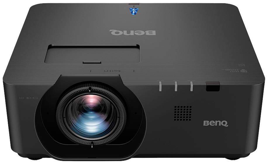 Ein schwarzer BenQ-Projektor mit einem großen Objektiv und mehreren Lüftungsöffnungen, geeignet für Präsentationen oder Heimkino.