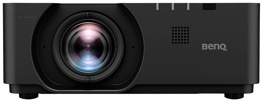 Ein schwarzer Beamer mit dem Logo von BenQ, Fokus auf die Linse, leuchtend in verschiedenen Farben.