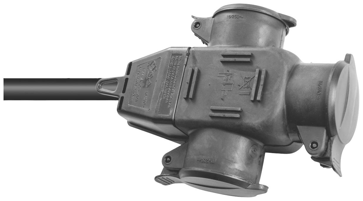 Ein schwarzes, wetterfestes Stromverteilergehäuse mit drei Steckdosen, an ein Kabel angeschlossen, zeigt Richtung rechts.