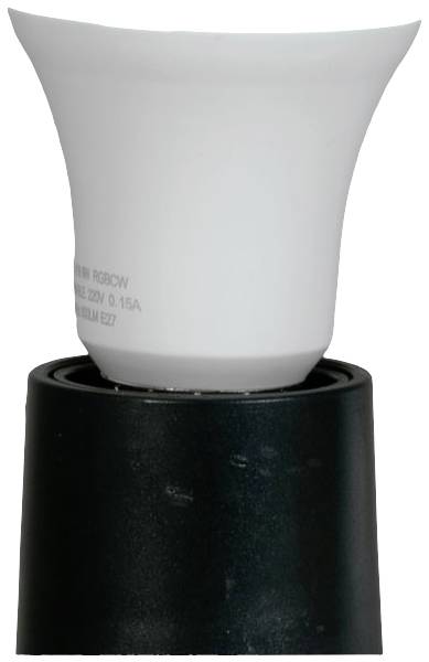 Eine weiße LED-Lampe steht auf einem schwarzen Sockel. Die Lampe hat eine glatte Oberfläche und konische Form.