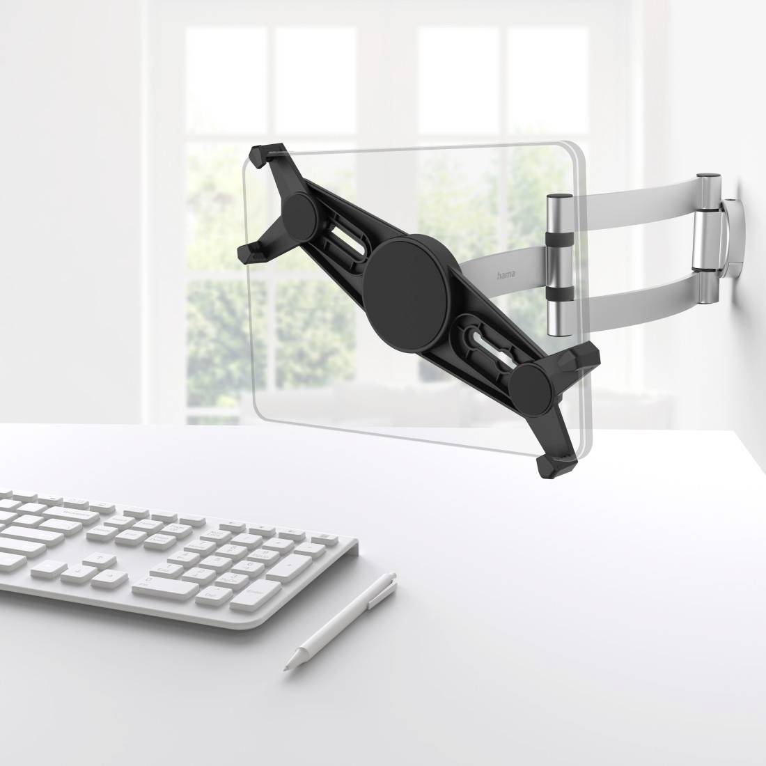 Tablet-Halterung an der Wand über einem Schreibtisch mit Tastatur und Stift, geeignet für flexible Tablet-Positionierung.