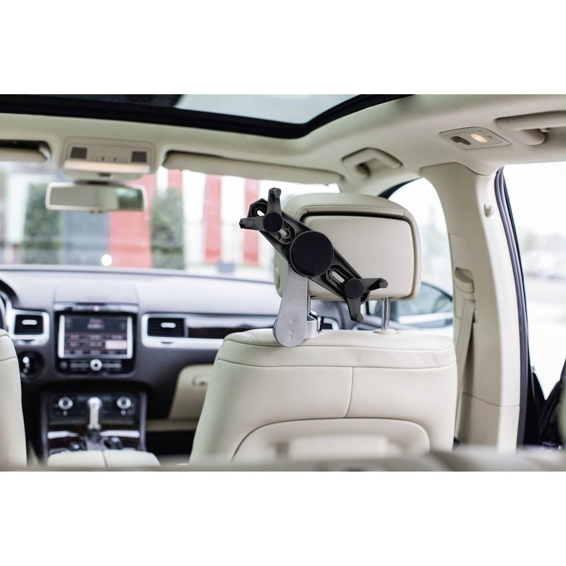 Ein tragbarer Tablet-Halter ist an der Rückseite eines Autositzes befestigt. Das Innere des Autos ist gut beleuchtet.