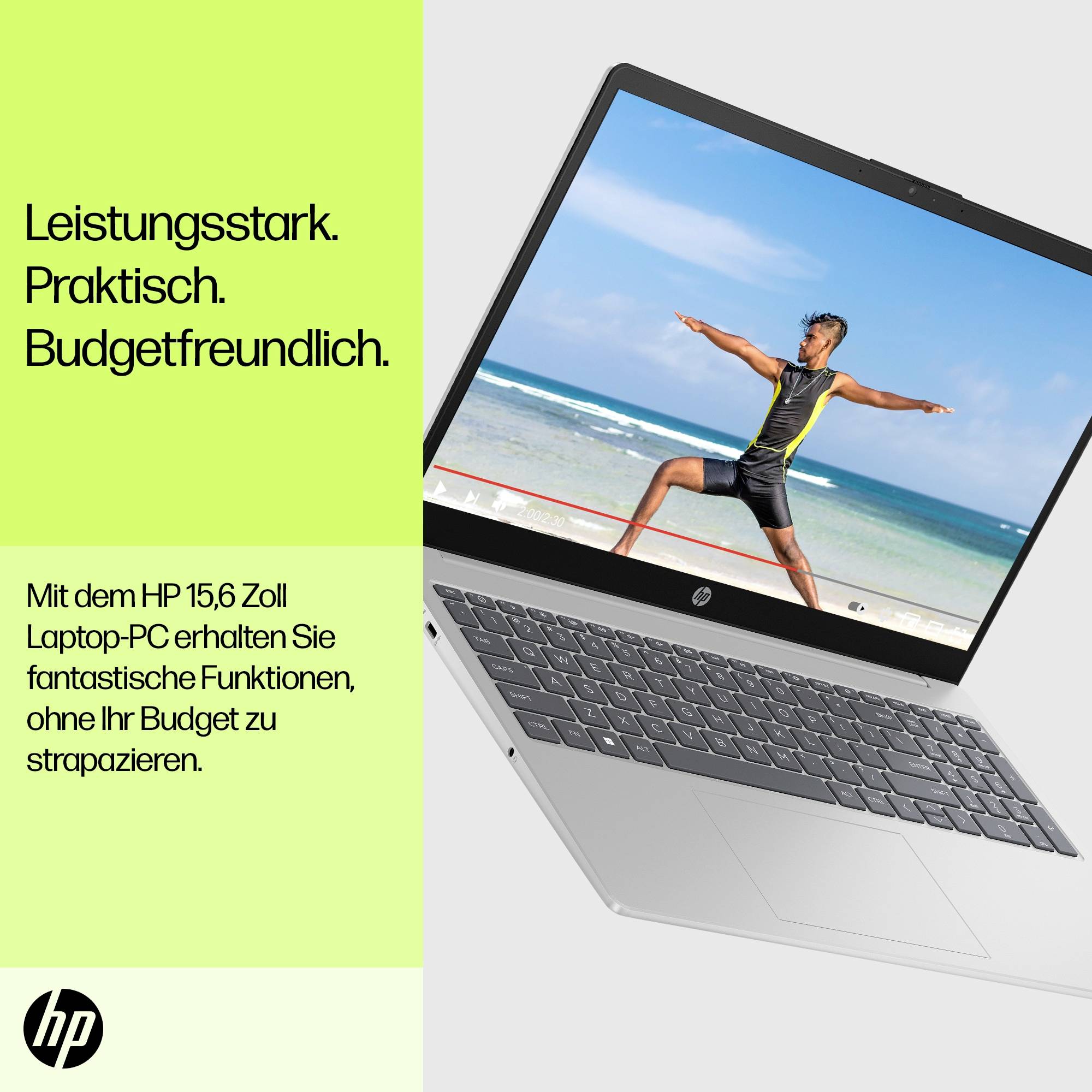 Laptop in diagonaler Ansicht, Bildschirm zeigt einen Mann am Strand. Text: 'Leistungsstark. Praktisch. Budgetfreundlich.' HP-Logo unten links.