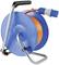 Blaues Kabel mit orangefarbenem Verlängerungskabel auf einer Metalltrommel. Kabel hat blauen Stecker. Geeignet für Elektroanschlüsse.