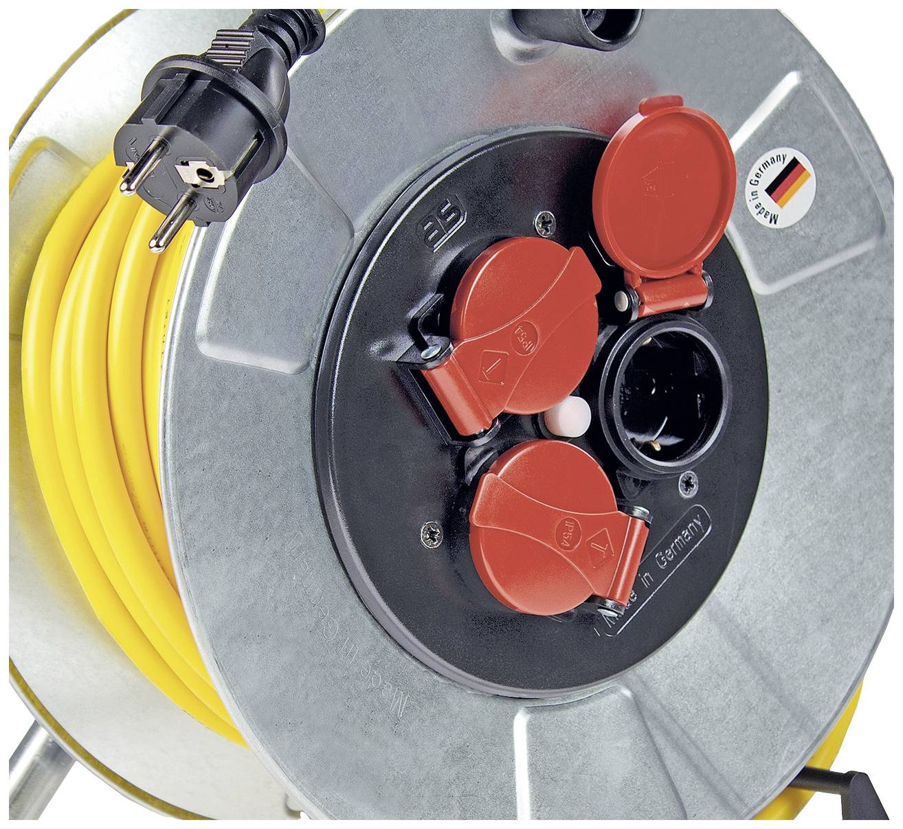 Eine Kabeltrommel mit gelbem Kabel und zwei roten Steckdosen. Aufkleber mit deutscher Flagge daneben.