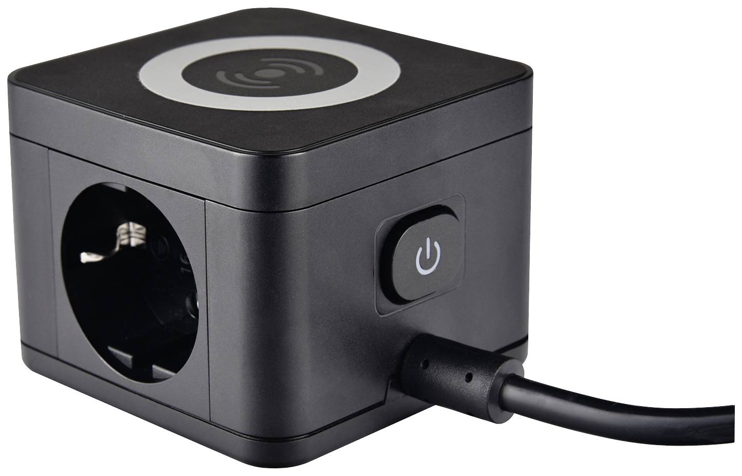 Schwarzer Würfelstecker mit drei Steckdosen, USB-C-Anschluss, Qi-Ladefläche und Ein-/Ausschalter. Ideal für vielseitige Ladebedürfnisse.