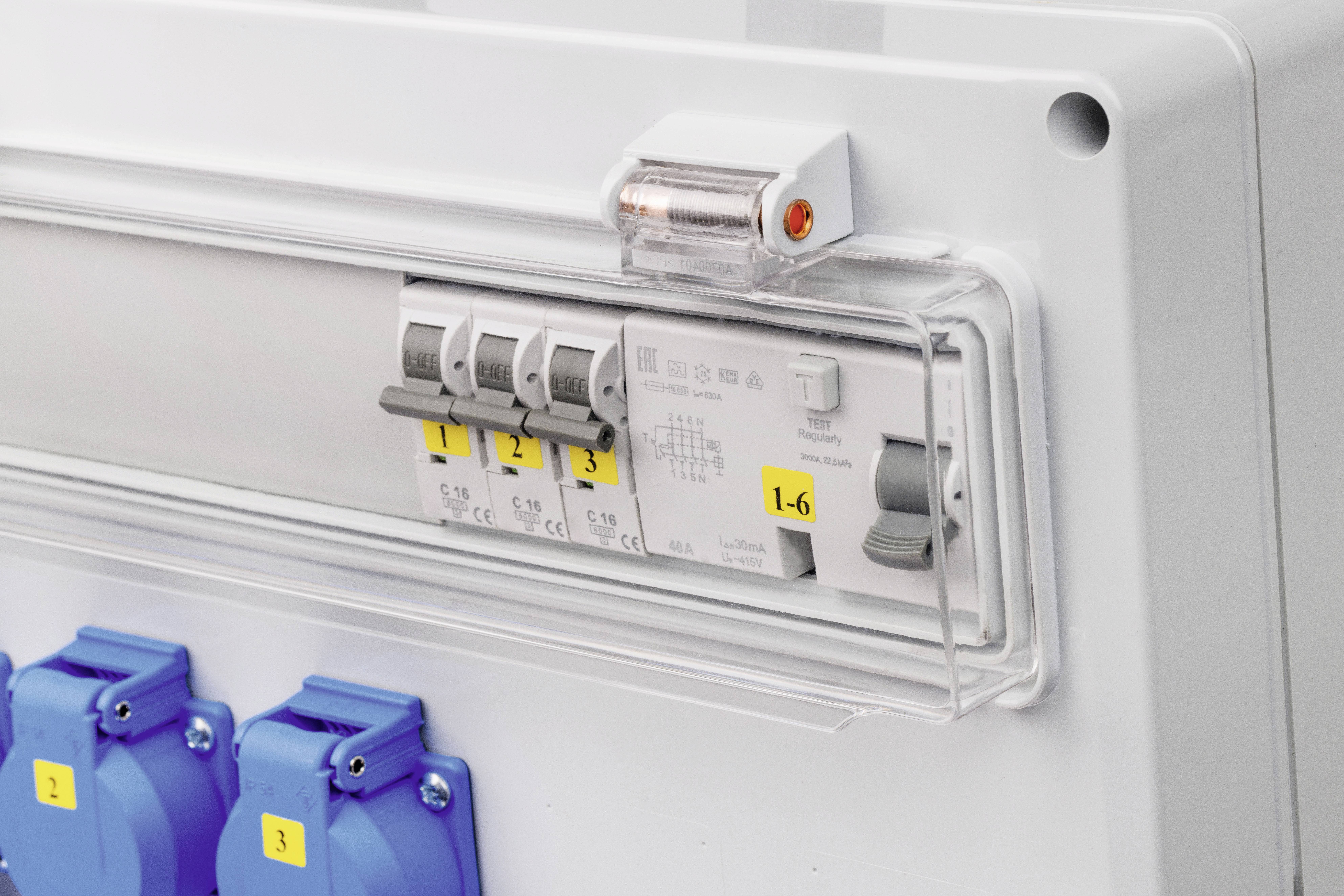 Elektrischer Schaltkasten mit vier Kippschaltern, beschriftet 1 bis 6, oberhalb von blauen Steckdosen. An den Schaltern befinden sich gelbe Ziffernaufkleber.