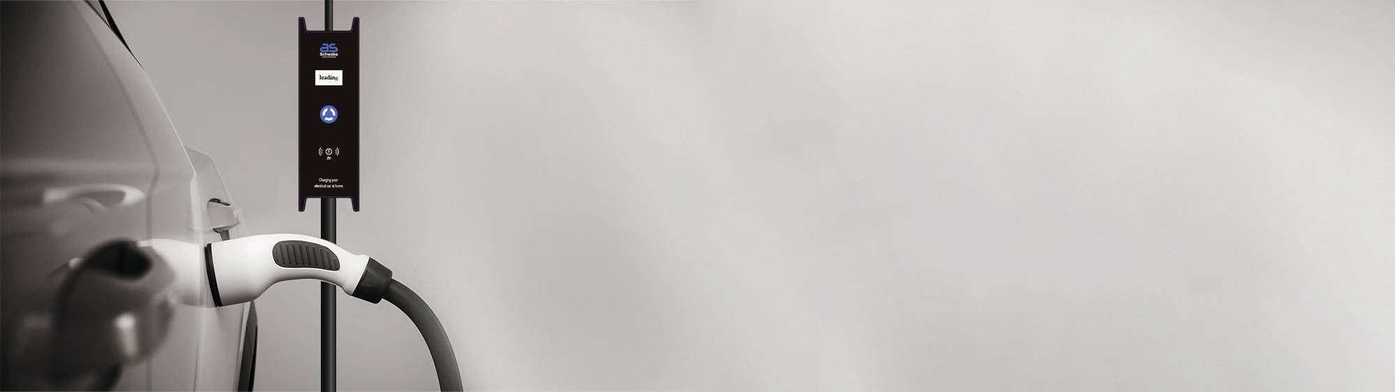 Ein Elektroauto wird an einer Ladestation aufgeladen. Links ist der Ladestecker im Auto, rechts die Station mit einem Bildschirm.