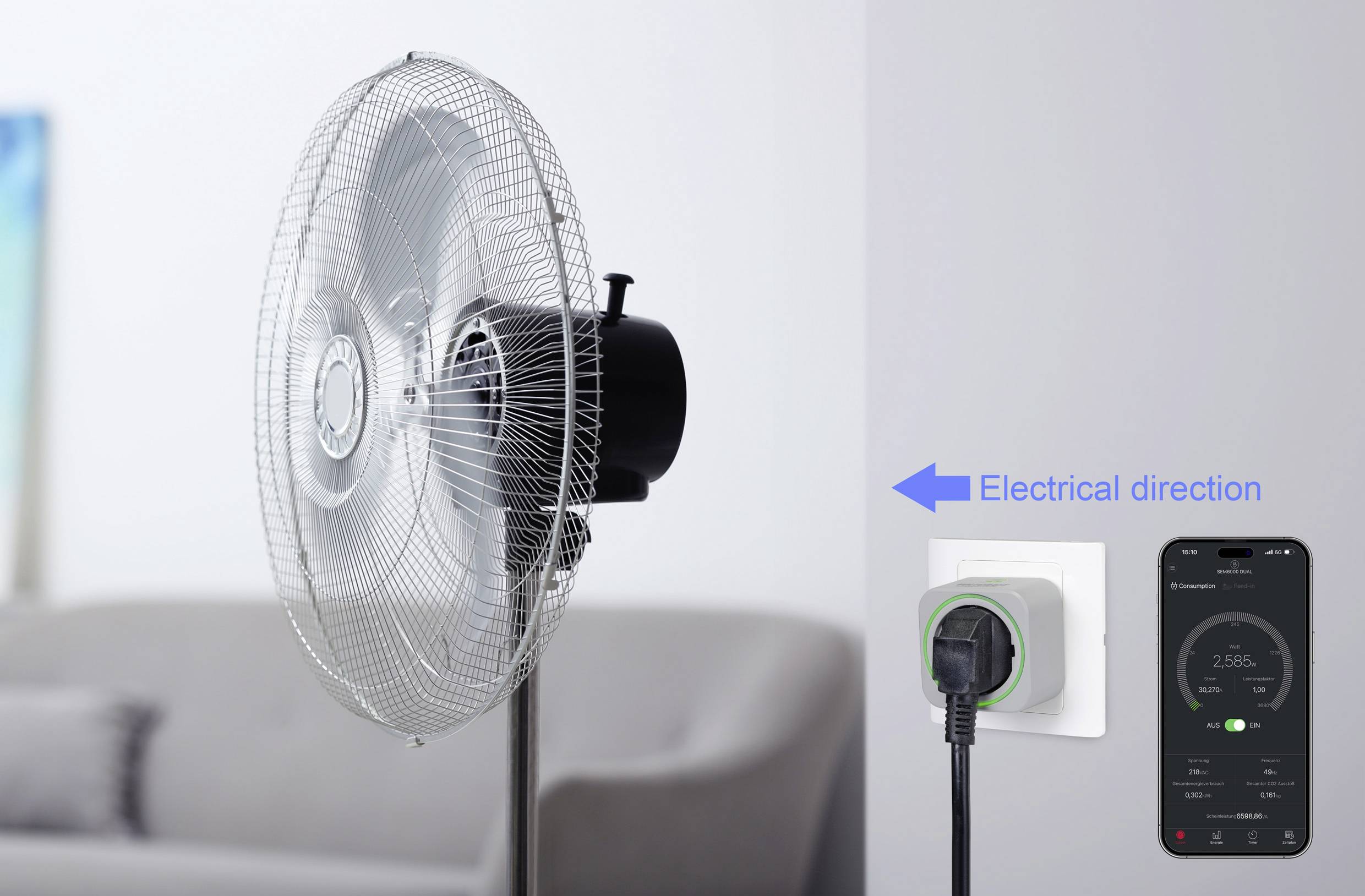 Ein Ventilator neben einer Steckdose mit einem Stromstecker und einem Smartphone, das eine App mit Stromverbrauchsanzeige zeigt.