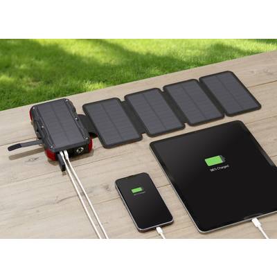 Solarbetriebene Ladegeräte auf einem Holztisch laden ein Smartphone und ein Tablet. Beide Geräte zeigen 98% und 99% 'geladen' an.