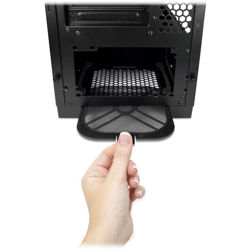 'Eine Hand zieht einen herausnehmbaren Staubfilter aus dem unteren Teil eines Computergehäuses.'