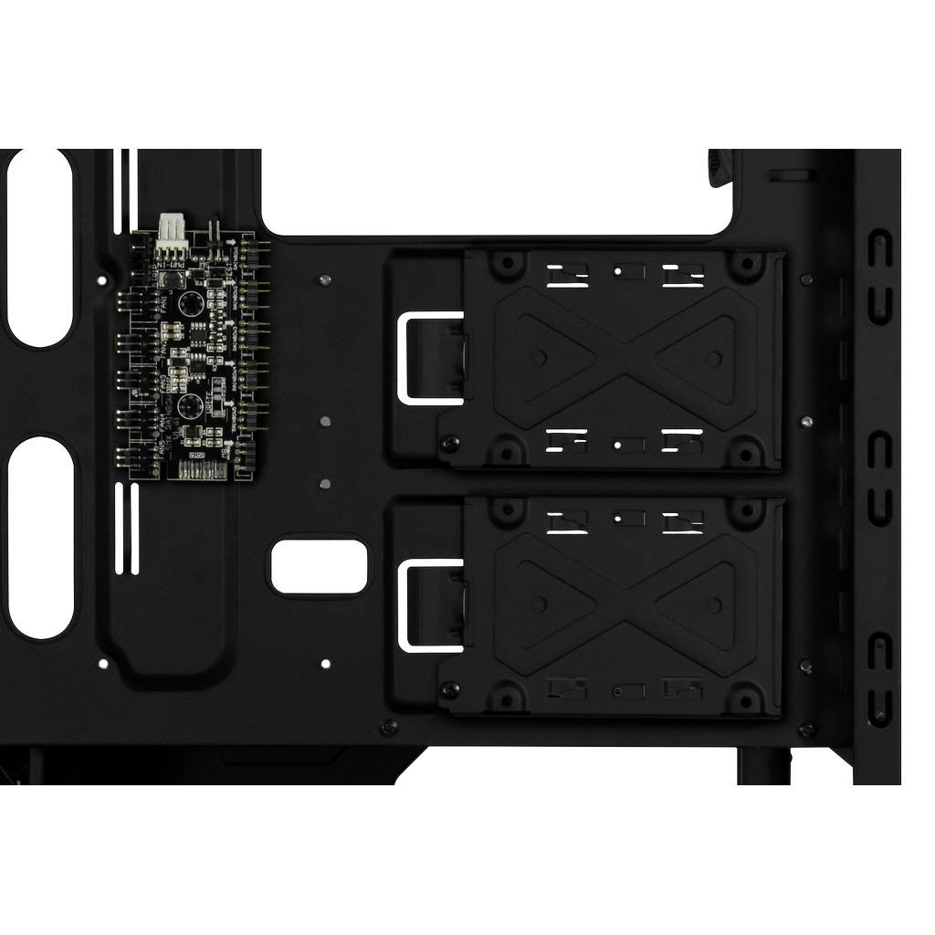 Rückansicht eines Computergehäuses zeigt zwei Montageplatten für Festplatten und eine Platine für Kabelmanagement auf schwarzem Hintergrund.