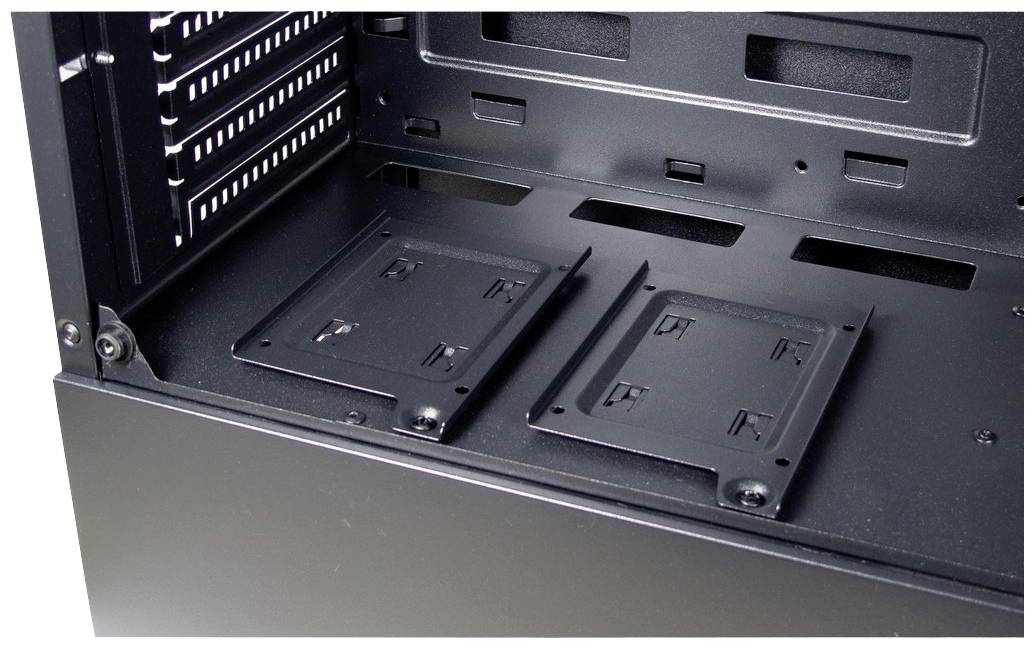 Innenansicht eines Computergehäuses mit Montageplätzen für Festplatten oder SSDs auf dem Boden. Es sind zwei Halterungen sichtbar.