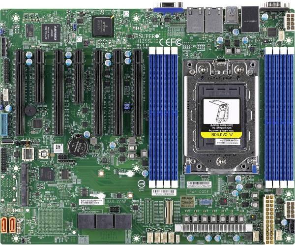 'Bild einer Computer-Mainboard-Platine mit mehreren PCIe-Steckplätzen, RAM-Steckplätzen und einer zentralen CPU-Sockelbaugruppe.'
