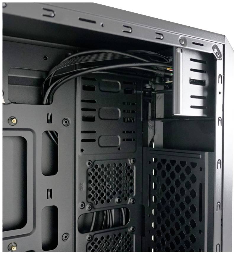 Offenes Computergehäuse mit Kabeln und Lüftungsschlitzen; zeigt die innere Struktur zur Installation von Hardwarekomponenten.