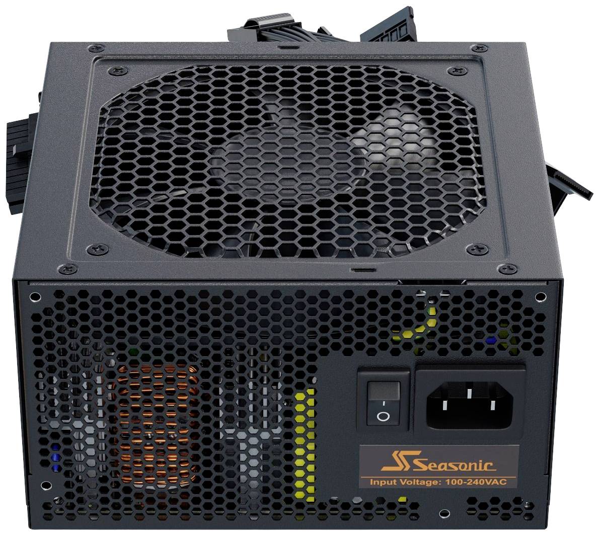 Ein schwarzes Computernetzteil mit Lüftungsgitter und Kabeln. Aufdruck: 'Seasonic', Spannung: 100-240VAC.