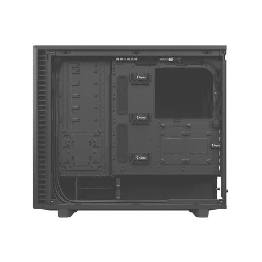 'Leeres Computergehäuse mit offenem Seitenteil, sichtbar sind Slots für Laufwerke und Kabelmanagementoptionen.'