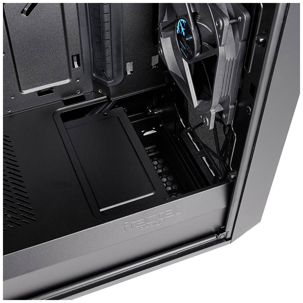 Gehäuseinnenseite eines Computergehäuses mit Lüfter, zeigt Belüftungs- und Kabeldurchführungsmöglichkeiten. Ideal für PC-Bau.