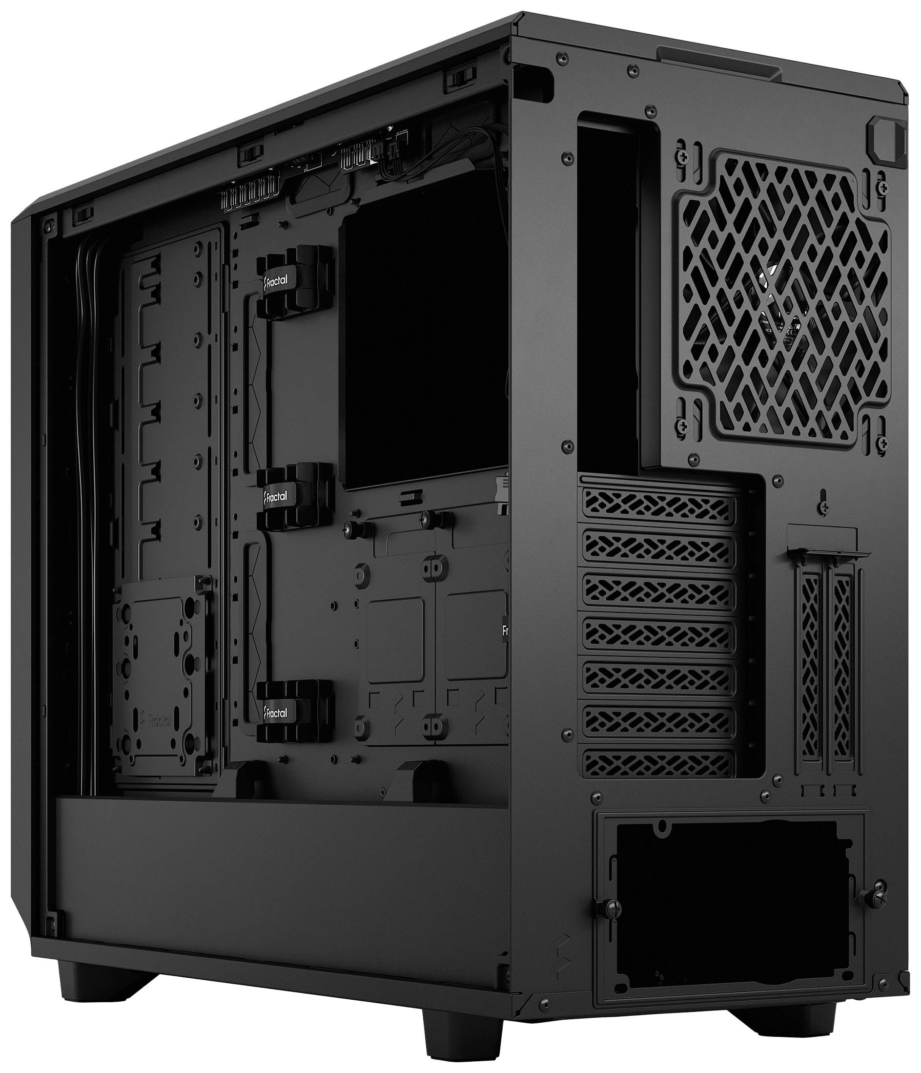 Ein schwarzes Computergehäuse ohne Komponenten, zeigt das Innere mit Montageplätzen für Hardware und Belüftungsöffnungen.