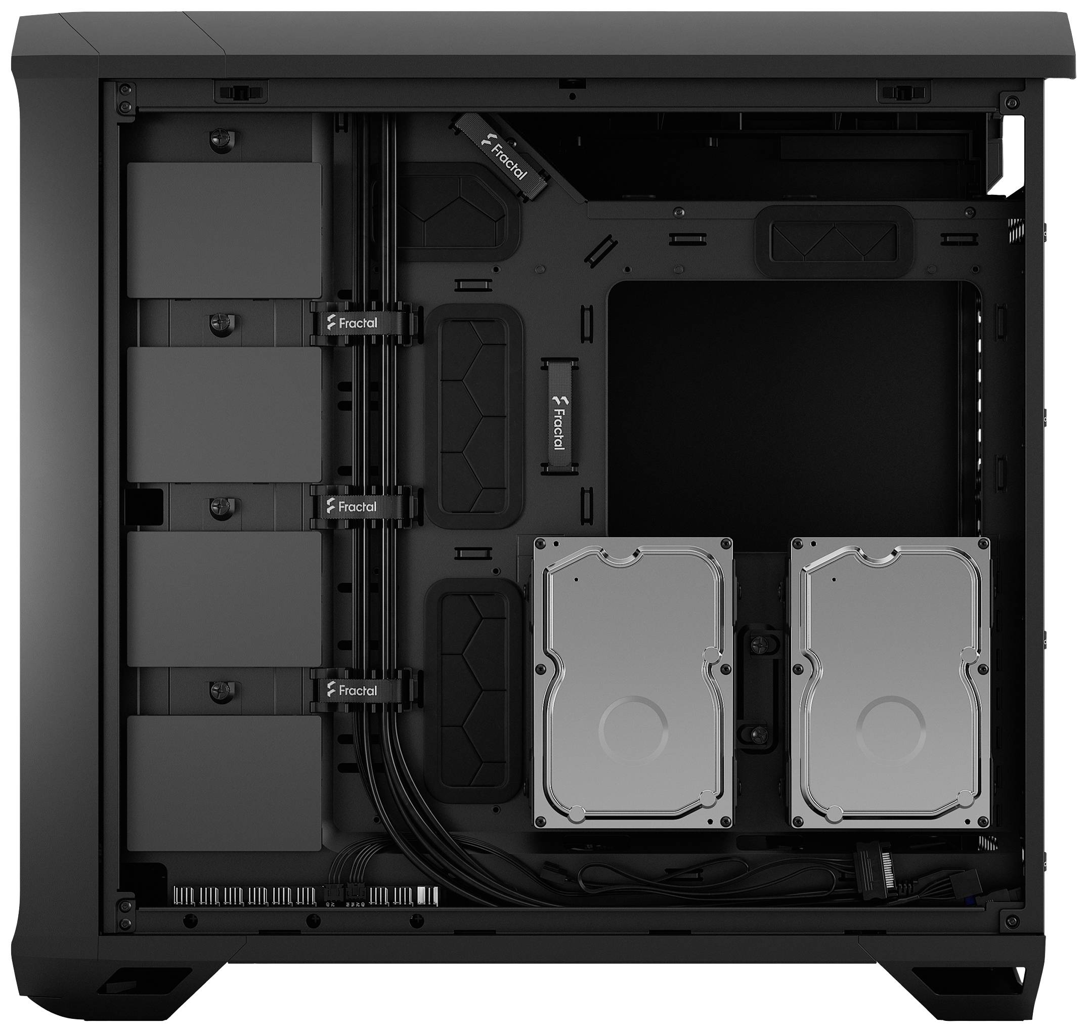 Offenes Computergehäuse von innen. Sichtbar sind Montageplätze für mehrere Festplatten und Kabelmanagement. 