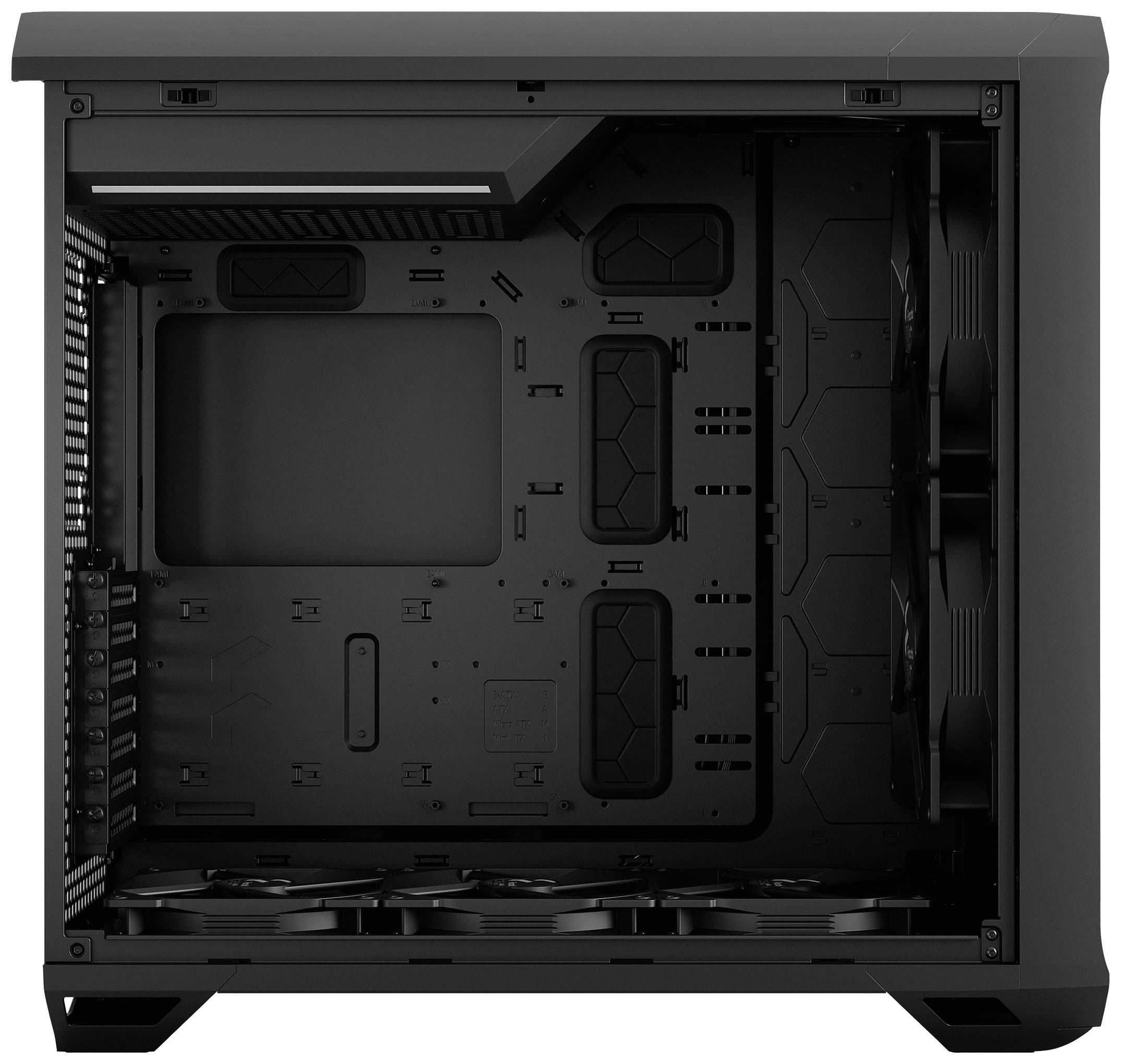 Schwarzes, leeres Computergehäuse von innen, mit Platz für Komponenten, Lüfter auf der rechten Seite sichtbar.