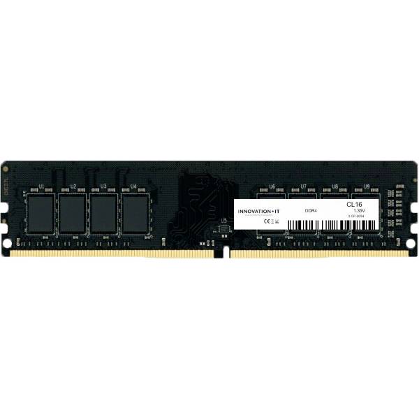 Ein grüner DDR4-RAM-Riegel mit schwarzen Chips und goldenen Anschlüssen, Etikett mit Spezifikationen wie CL16 und 1.35V.