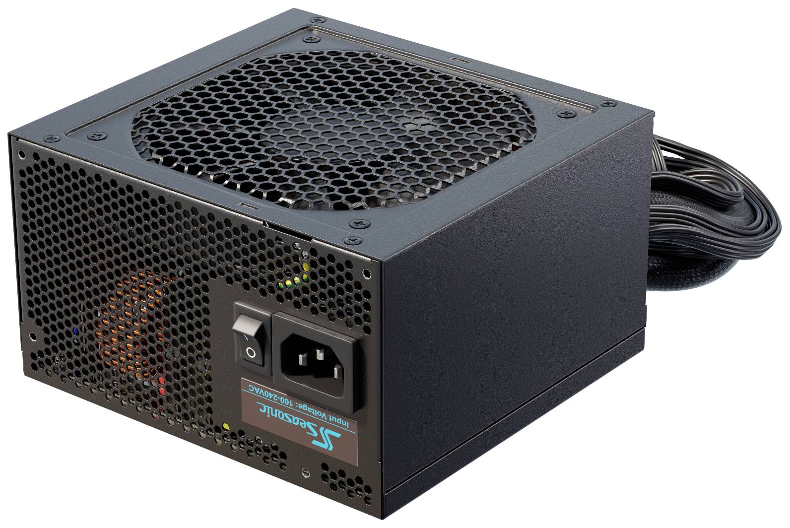 Ein schwarzes Computer-Netzteil mit Lüftungsgitter, elektrischem Anschluss und Kabeln auf der Rückseite.