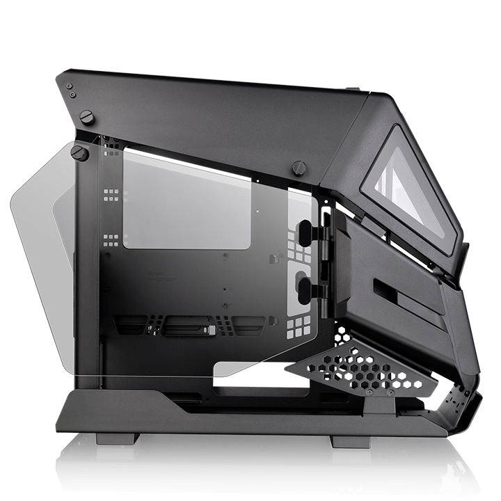 Schwarzes Computergehäuse mit seitlichem Sichtfenster, geöffnet, zeigt Innenstruktur für Hardware-Installation.