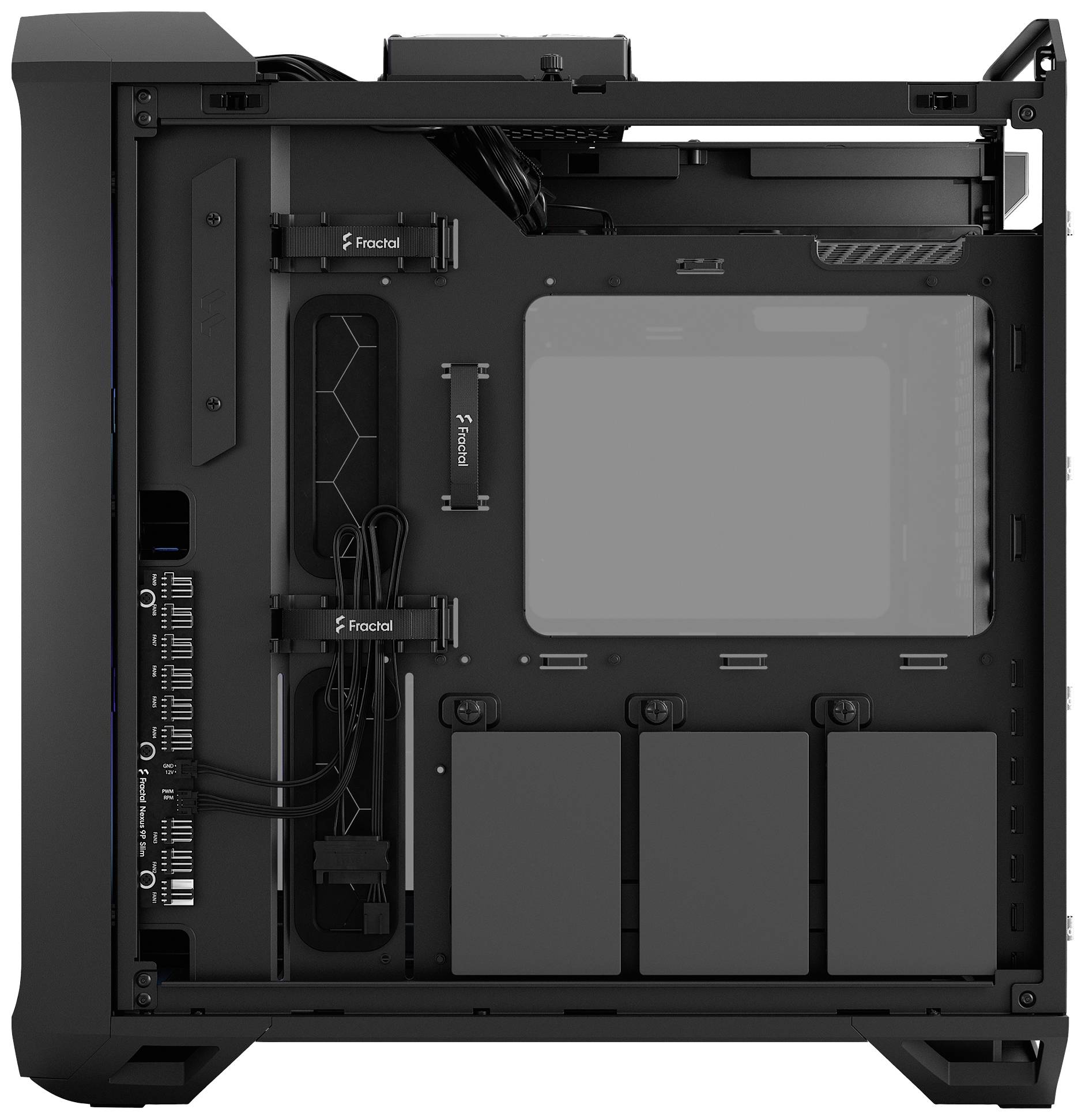 Schwarzes Computergehäuse von innen mit Kabelverwaltung. Drei Festplattenplätze unten, zwei Kabel am linken Rand befestigt.